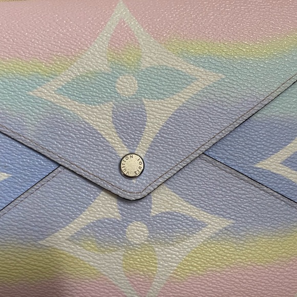 SOLD✨LOUIS VUITTON ESCALE POCHETTE✨ - Picture 14 of 14